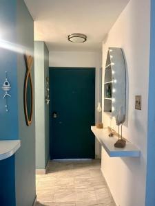 圣胡安Walking beach distance studio in Miramar San Juan的走廊上,房间里有一扇绿门 更多11张照片