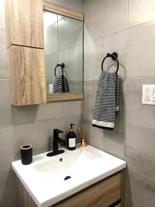 圣胡安Walking beach distance studio in Miramar San Juan的带白色水槽和镜子的浴室