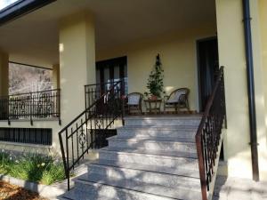 CÀ DEGLI OLIVI - Villino tra gli Olivi nel Borgo في كانيفا: شرفة مع درج وطاولة وكراسي