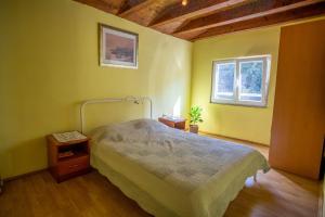 ein Schlafzimmer mit einem Bett und zwei Fenstern in der Unterkunft Anchi Guesthouse in Dubrovnik