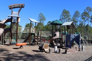 Ο χώρος παιχνιδιού για παιδιά στο Entire Townhome Minutes from Beach and Airport