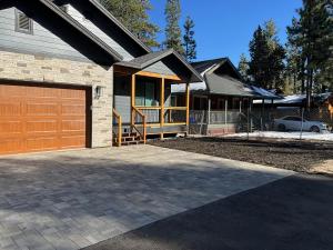 ein Haus mit einer Garage und einer Auffahrt in der Unterkunft Bear Port Cabin Getaway in Big Bear City Airport