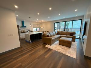ein großes Wohnzimmer mit Couch und Küche in der Unterkunft Bear Port Cabin Getaway in Big Bear City Airport