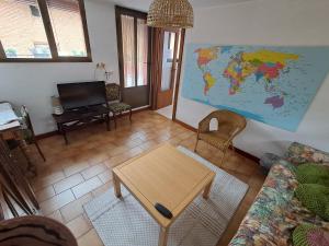 TV a/nebo společenská místnost v ubytování ALBERGUE CASA ARQUEÑA sólo peregrinos con credenciales