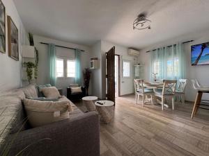 a living room with a couch and a dining room at Chalet en Mar Menor Urb las Góndolas in La Manga del Mar Menor