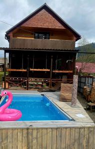 una piscina davanti a una casa di Чан Баня Басейн a Mizhhirya