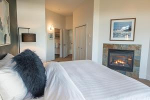 um quarto com uma cama branca e uma lareira em Big Beach Escape - Ucluelet - Sleeps 6 - Pet Friendly em Ucluelet mais 17 fotografias
