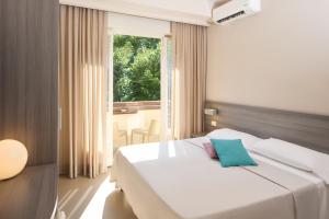 A bed or beds in a room at Hotel Crystal