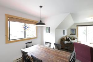 uma sala de jantar com mesa e cadeiras de madeira em Raven Lady #202- Ucluelet, Sleeps 4, Pet Friendly em Ucluelet