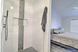 eine Dusche mit Glastür in einem Schlafzimmer in der Unterkunft Executive Retreat near State Farm Stadium in Glendale + 25 Fotos