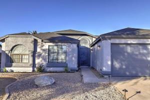 ein großes Haus mit Garage in einer Auffahrt in der Unterkunft Executive Retreat near State Farm Stadium in Glendale