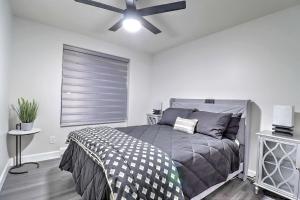 ein Schlafzimmer mit einem Bett und einem Deckenventilator in der Unterkunft Executive Retreat near State Farm Stadium in Glendale
