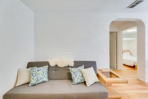 Posezení v ubytování 5 Mi to Dtwn Los Angeles Apt with Outdoor Space!