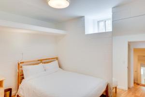 Postel nebo postele na pokoji v ubytování 5 Mi to Dtwn Los Angeles Apt with Outdoor Space!