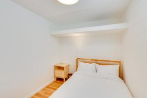 Postel nebo postele na pokoji v ubytování 5 Mi to Dtwn Los Angeles Apt with Outdoor Space!