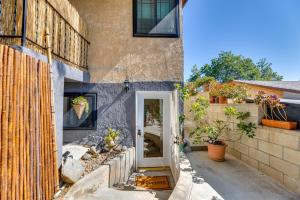 Balkón nebo terasa v ubytování 5 Mi to Dtwn Los Angeles Apt with Outdoor Space!