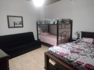 Postel nebo postele na pokoji v ubytování Hospedaje Lulú - Licores 24