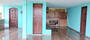 two different doors in a room with a kitchen at Casa de Junqueira Mangaratiba in Mangaratiba
