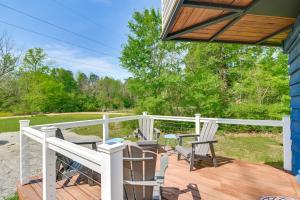 Gambar di galeri bagi 2 Mi to MSU Tiny Home with Furnished Deck! di Starkville