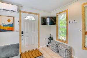 Mynd úr myndasafni af 2 Mi to MSU Tiny Home with Furnished Deck! í Starkville