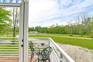 Gambar di galeri bagi 2 Mi to MSU Tiny Home with Furnished Deck! di Starkville
