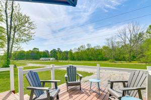 Gambar di galeri bagi 2 Mi to MSU Tiny Home with Furnished Deck! di Starkville