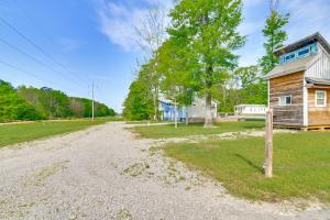 Gambar di galeri bagi 2 Mi to MSU Tiny Home with Furnished Deck! di Starkville