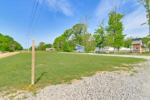 Gambar di galeri bagi 2 Mi to MSU Tiny Home with Furnished Deck! di Starkville