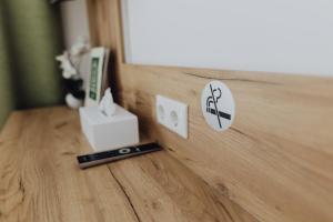 a remote control sitting on a table next to an electrical outlet at Pension Kinzl mit E-Ladestation in Offenhausen