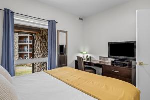 Katil atau katil-katil dalam bilik di G222 Family Fun- MTN View Stay, Water slide, Pool, Hot Tub, Free Parking +29 gambar