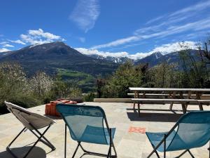 Kuvagallerian kuva majoituspaikasta Gîte confort 15 couchages, vue panoramique Montagne Hautes Alpes, Terrasses, joka sijaitsee kohteessa Embrun