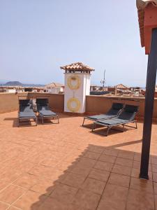 un grupo de sillones sentados en el techo en Casa Kusama, en Corralejo