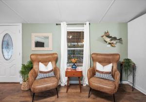 2 Stühle in einem Zimmer mit einem Tisch und einem Fenster in der Unterkunft Hot Tub, Fire pit & Pet-friendly Riverside Retreat in New Braunfels