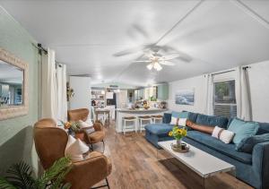 ein Wohnzimmer mit einem blauen Sofa und einem Tisch in der Unterkunft Hot Tub, Fire pit & Pet-friendly Riverside Retreat in New Braunfels