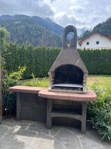 a stone oven sitting on top of a bench at Appartement Mölltalblick in Napplach