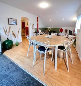 Un comedor con mesa y sillas en Au Natur'elle, en Gemmenich