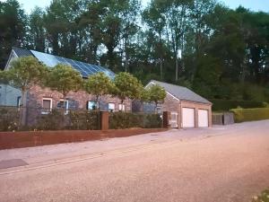 una casa con paneles solares encima en Au Natur'elle, en Gemmenich