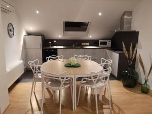 Una cocina con una mesa y sillas en una habitación. en Au Natur'elle, en Gemmenich 8 fotos más