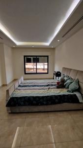 a large bedroom with a large bed and a window at قصر تل الرمان in Ar Rummān +52 photos