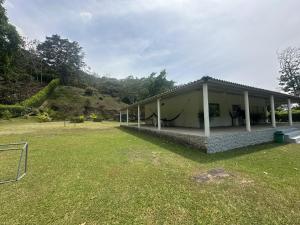 ein Gebäude mit einem Grasfeld davor in der Unterkunft Los Atardeceres in Manaure + 9 Fotos