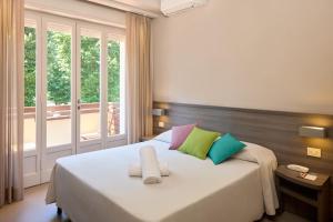 A bed or beds in a room at Hotel Crystal