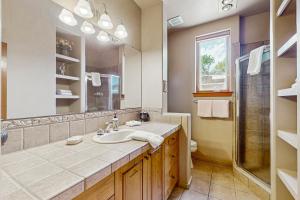 ein Badezimmer mit Waschbecken und Dusche in der Unterkunft Mountain-View Magic in Santa Fe + 26 Fotos