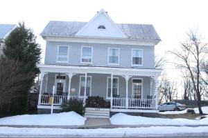 une maison blanche avec de la neige devant elle dans l'établissement Armory Quarters A, à Harpers Ferry