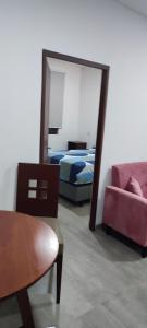 - un miroir dans une chambre avec un lit et une chaise dans l'établissement Palma Blanca Depto 207, à Santa Cruz de la Sierra