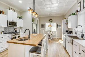 una cucina con mobili bianchi e un piano di lavoro in legno di Fire Pit Pet-Friendly Mt Vernon Gem! a Mount Vernon
