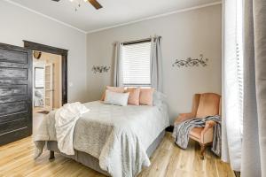 una camera da letto con un letto e una sedia di Fire Pit Pet-Friendly Mt Vernon Gem! a Mount Vernon