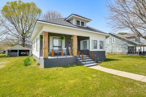 una piccola casa bianca con un portico su un prato di Fire Pit Pet-Friendly Mt Vernon Gem! a Mount Vernon