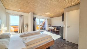 two beds in a room with a balcony at Gästehaus Hornstein in Nonnenhorn