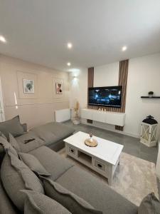 un soggiorno con un divano e una TV di Maison appartement 54m2 a Varennes-Vauzelles