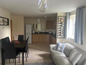 Una sala de estar y una cocina con un sofá y una mesa. en Double Room with Private Bathroom, en Royal Tunbridge Wells 8 fotos más